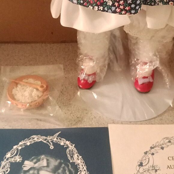 GOLDILOCKS 15" porcelain doll NIB COMPLETE AND ORIGINAL PACKAGING - Picture 3 of 9